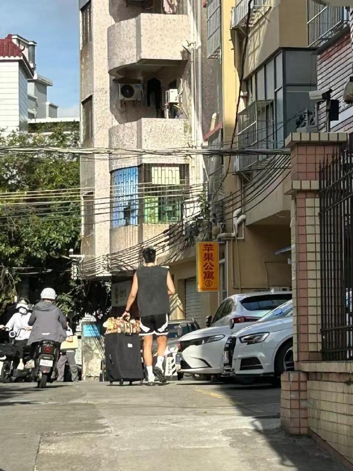 媒体人晒焦泊乔到广东男篮报到照片，一个人提行李身高瞩目